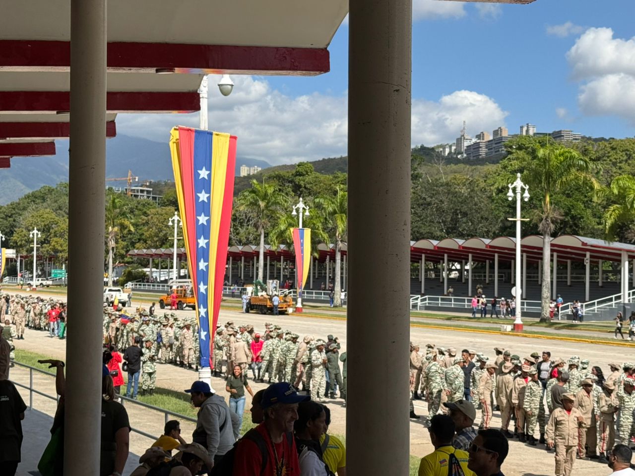 TRABAJADORES DE DUCOLSA PARTICIPARON EN EL ACTO DE SALUTACIÓN DE LA FANB A LA PRESIDENTA (E) DE LA REPÚBLICA