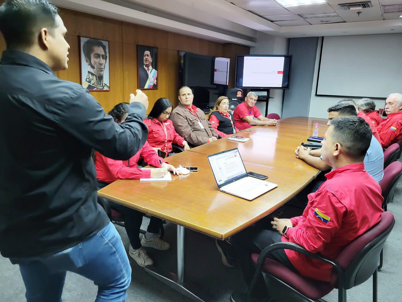 JUVENTUD PETROLERA, GASÍFERA Y PETROQUÍMICA REALIZA AGASAJO A CUERPO ESPECIALIZADO DE PREVENCIÓN 