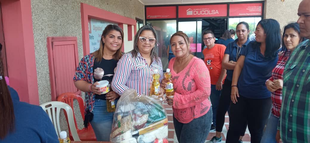 TRABAJADORES Y TRABAJADORAS DE DUCOLSA ZONA ZULIA RECIBIERON COMBOS ALIMENTICIOS